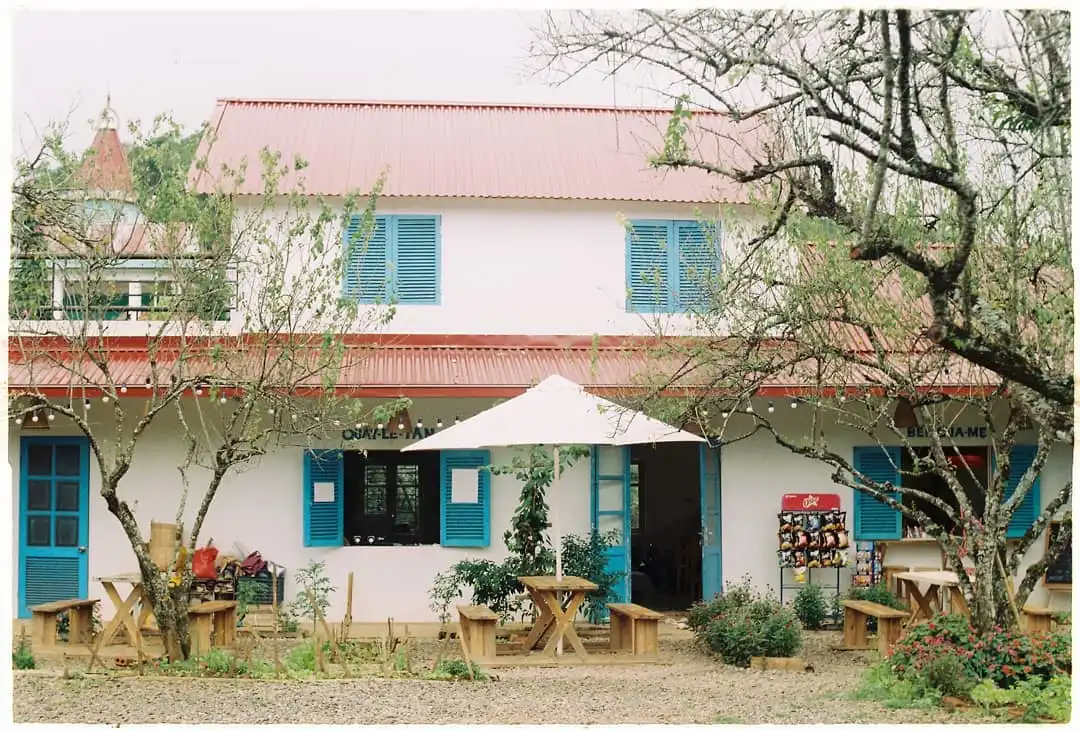 Mama’s House Mộc Châu – Homestay nhà gỗ giữa vườn mận mộc mạc, bình yên. Hướng dẫn đường đi, giá phòng và kinh nghiệm lưu trú tại Bản Áng. Dịch vụ taxi MG5 đời mới đưa đón tận nơi, an toàn và chu đáo. Xem ngay!