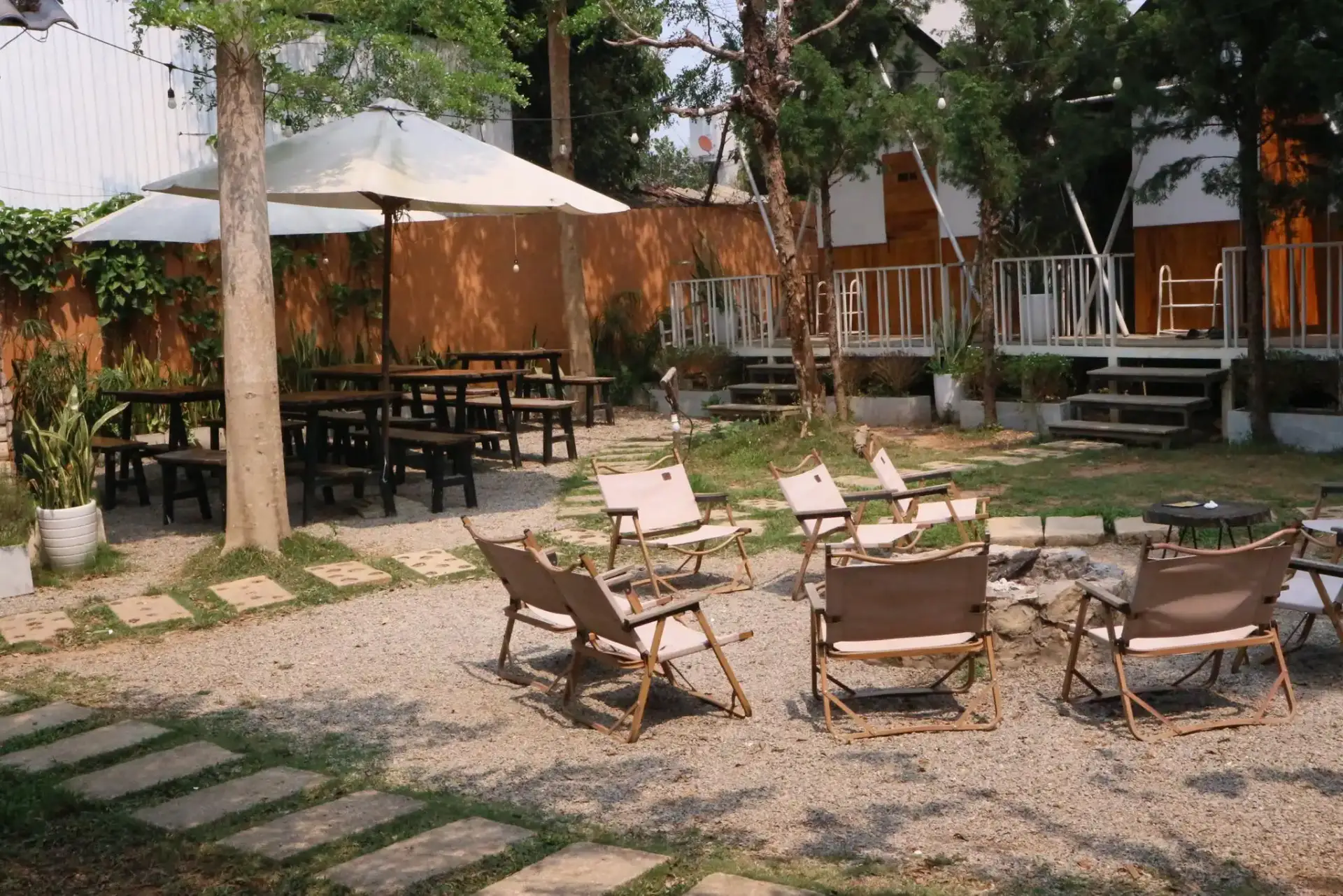 Review The November Mộc Châu – Homestay phong cách Bắc Âu cực chill gần Rừng Thông Bản Áng. Cập nhật giá phòng và những góc check-in đẹp nhất. Đặt xe taxi từ The November đi tham quan trọn gói các điểm du lịch giá siêu tiết kiệm.