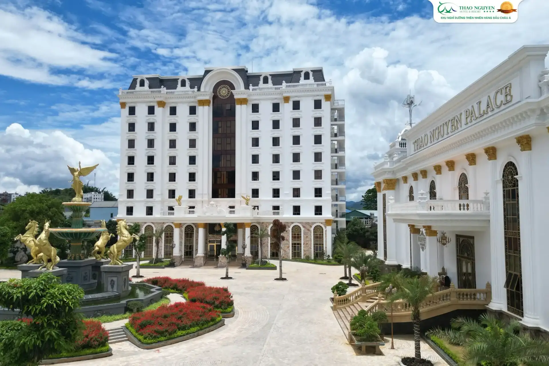 Đặt phòng Khách sạn Thảo Nguyên Mộc Châu 4 sao đẳng cấp. Review chi tiết phòng nghỉ, hồ bơi bốn mùa và dịch vụ cao cấp. Hỗ trợ xe taxi đưa đón tận sảnh Thảo Nguyên Hotel giá rẻ, phục vụ 24/7. Khám phá ngay!