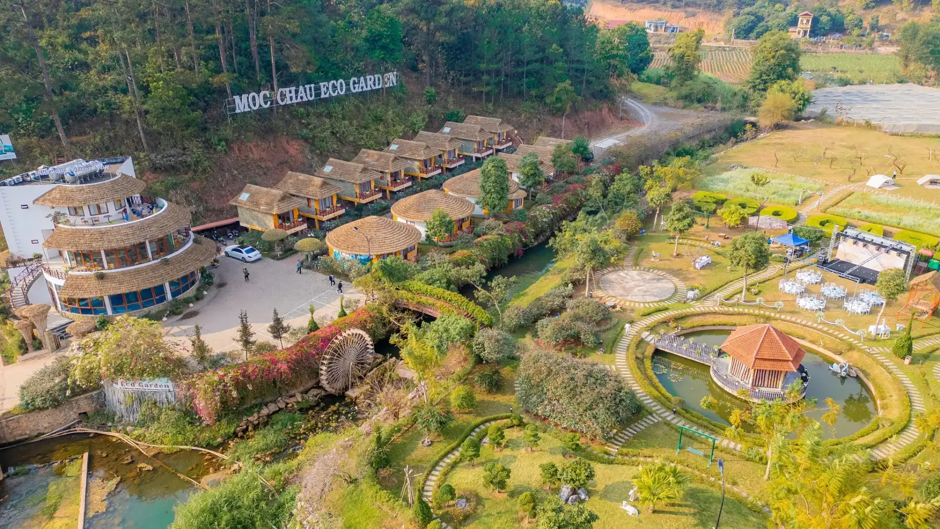 Mộc Châu Eco Garden – Khu nghỉ dưỡng sinh thái xanh mát giữa thung lũng Mường Sang. Chi tiết giá phòng Bungalow, hồ bơi vô cực và lộ trình tham quan Thác Dải Yếm, Cầu Kính. Taxi Trung Đức đón trả tận sảnh Eco Garden Resort.